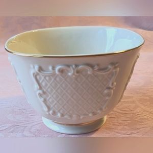 Lenox Canterbury Collection Gift ware Treat Bowl with Gold Trim